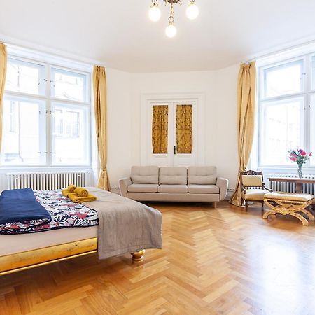 Royal Apartment By Charles Bridge View Of Saint Nicholas Church Praha Eksteriør bilde