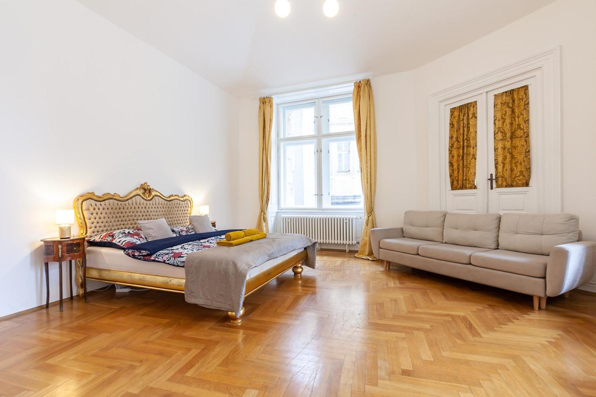 Royal Apartment By Charles Bridge View Of Saint Nicholas Church Praha Eksteriør bilde