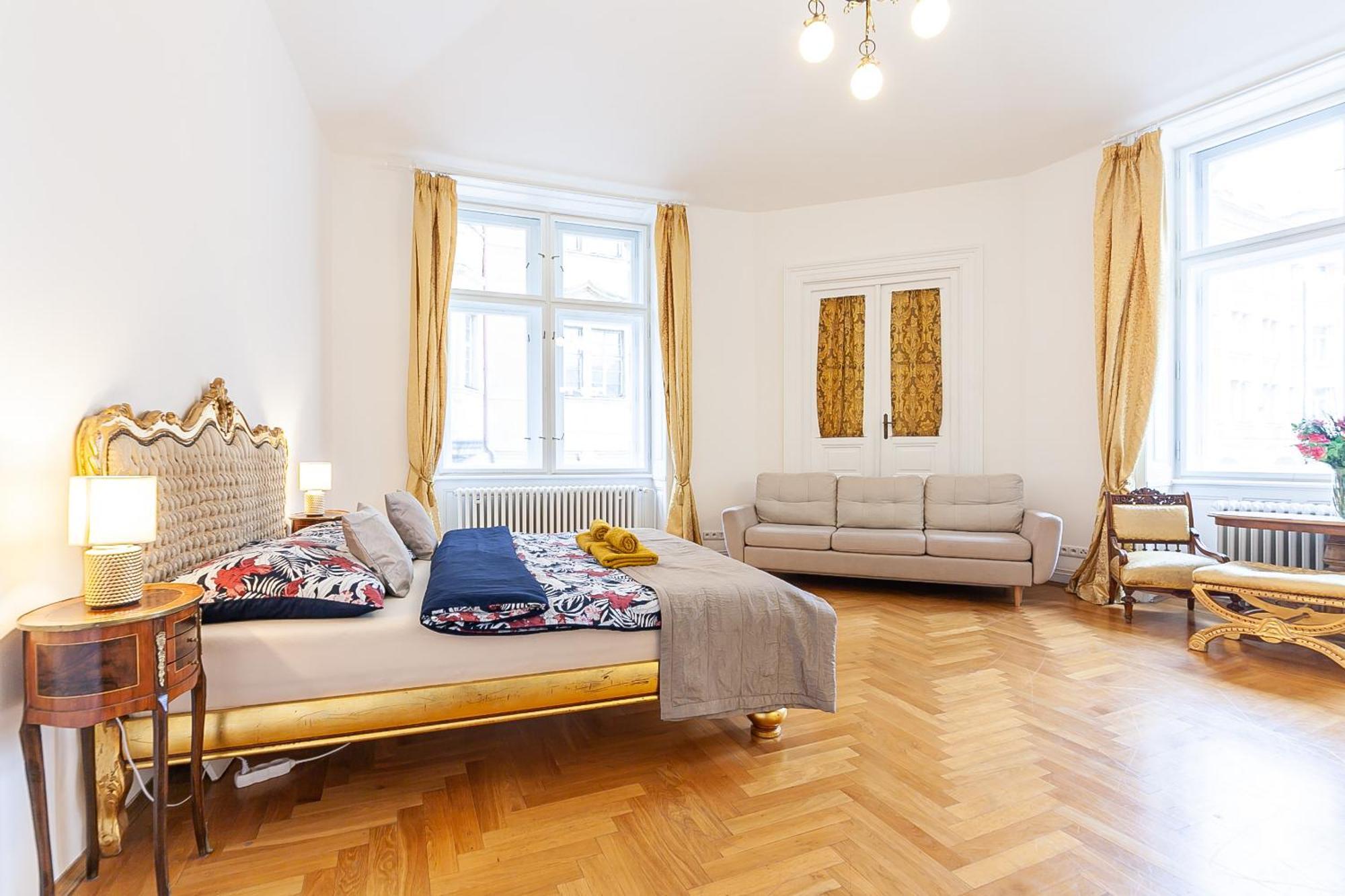 Royal Apartment By Charles Bridge View Of Saint Nicholas Church Praha Eksteriør bilde