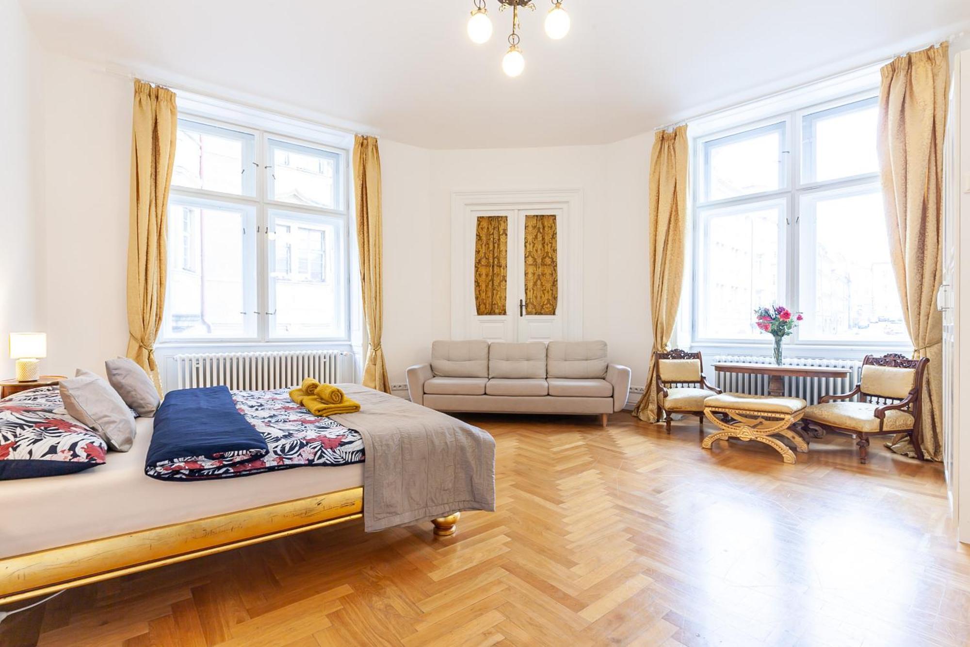 Royal Apartment By Charles Bridge View Of Saint Nicholas Church Praha Eksteriør bilde