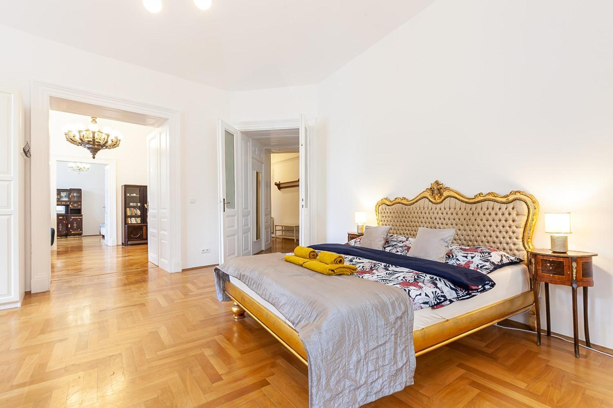 Royal Apartment By Charles Bridge View Of Saint Nicholas Church Praha Eksteriør bilde