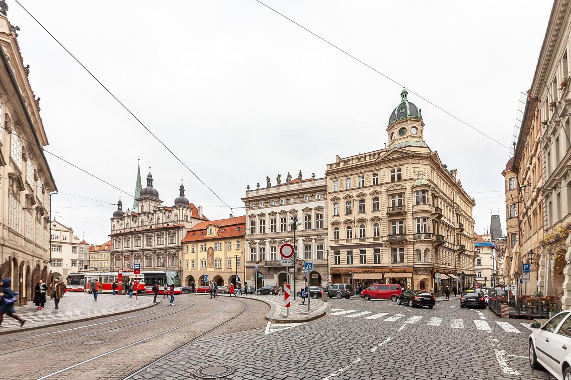 Royal Apartment By Charles Bridge View Of Saint Nicholas Church Praha Eksteriør bilde