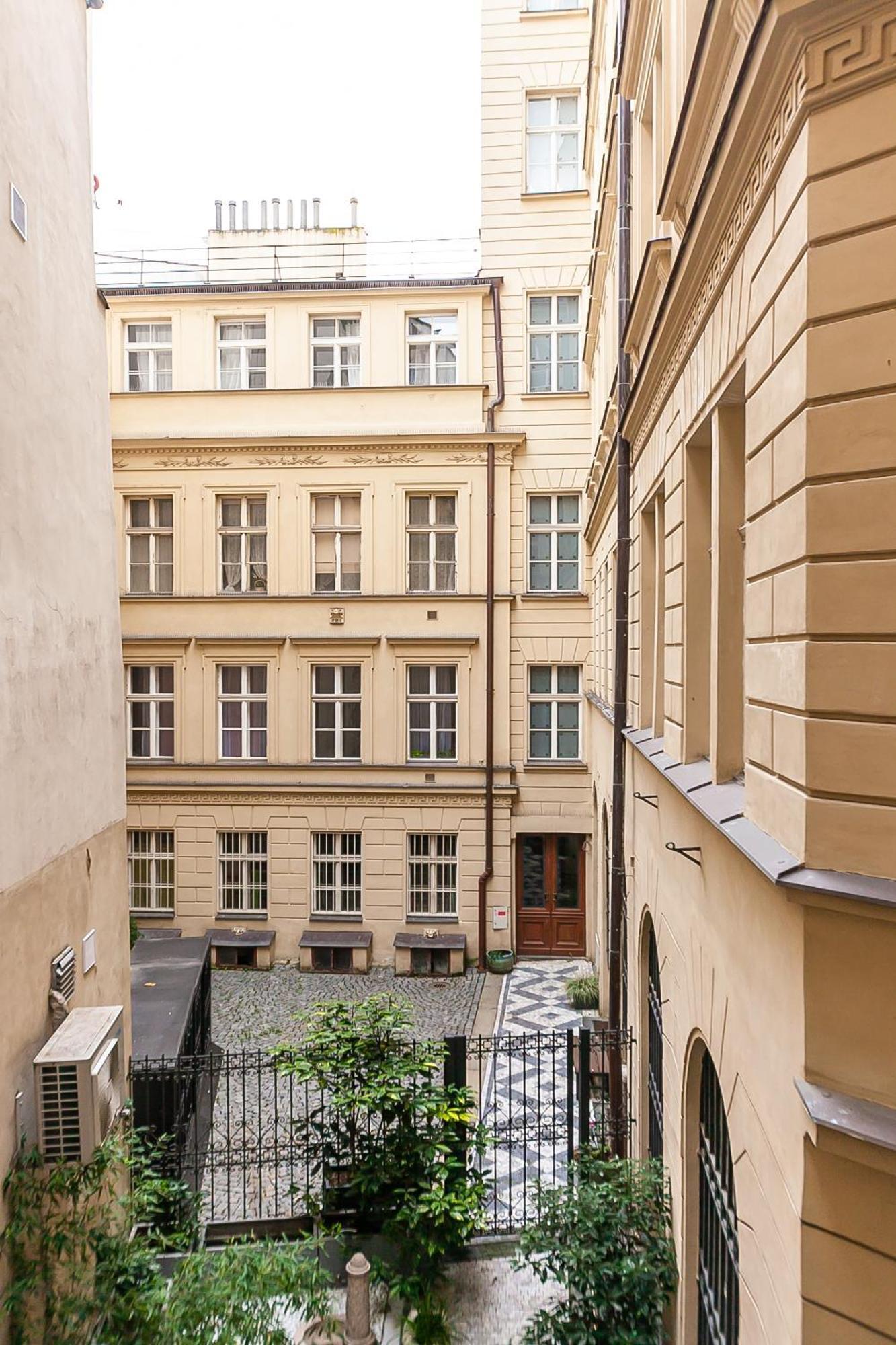 Royal Apartment By Charles Bridge View Of Saint Nicholas Church Praha Eksteriør bilde