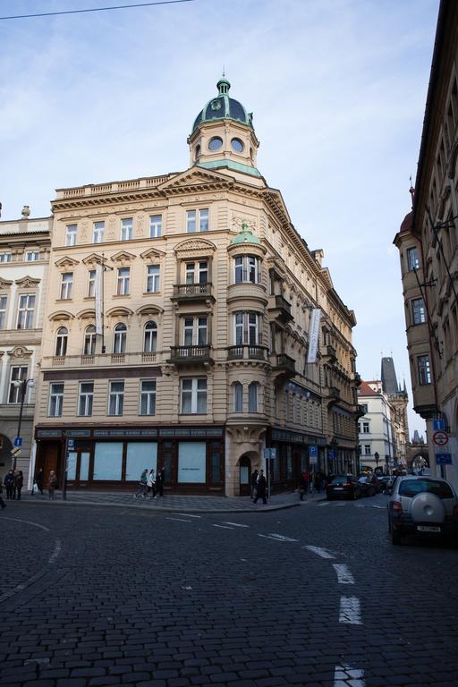 Royal Apartment By Charles Bridge View Of Saint Nicholas Church Praha Rom bilde