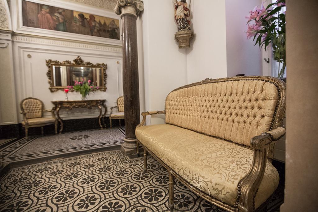 Royal Apartment By Charles Bridge View Of Saint Nicholas Church Praha Rom bilde