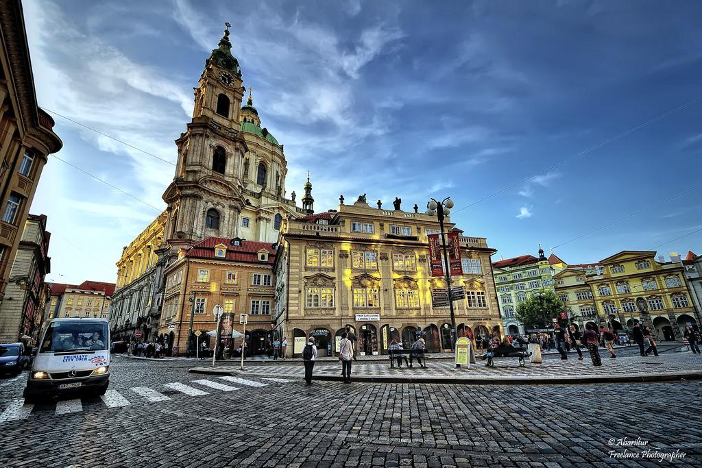 Royal Apartment By Charles Bridge View Of Saint Nicholas Church Praha Rom bilde