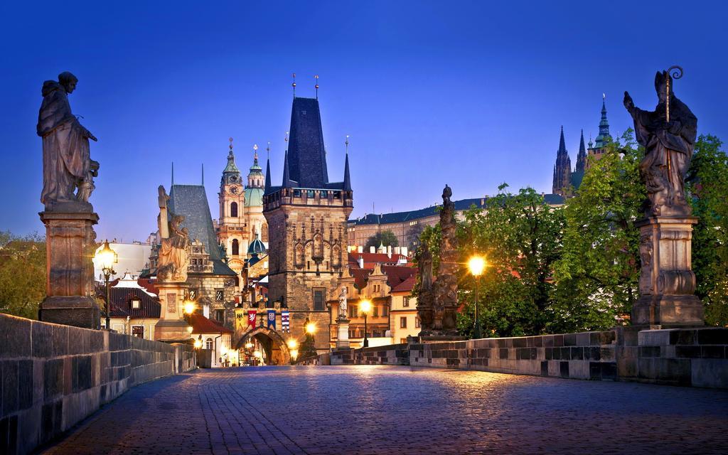 Royal Apartment By Charles Bridge View Of Saint Nicholas Church Praha Rom bilde